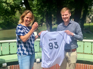 Twee spelers die een voetbalshirt vasthouden