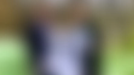 Twee spelers houden een shirt vast voor een nieuwe speler