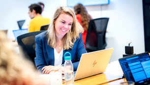 Freya Ferwerda achter haar laptop op kanoor bij De Selectie