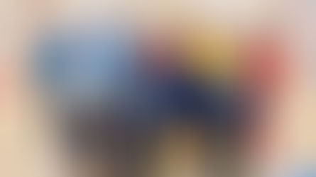 Teamleden van De Selectie staan samen lachend in een gymzaal