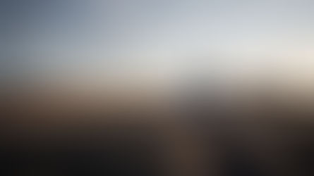 Heuvels met een auto met een fiets op het dak en een fiets daar naast