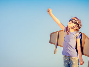 Vliegende jongen als een vliegtuig of vlieger