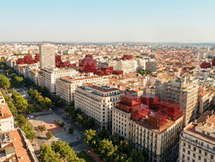 Luftaufnahme einer europäischen Stadt mit KI-markierten Gebäuden und Grundstücken in Rot, die mögliche Nachverdichtungs- und Entwicklungspotenziale für die Stadtplanung zeigen.
