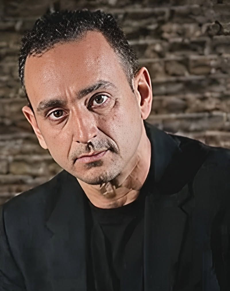 Larry El Mago.jpg