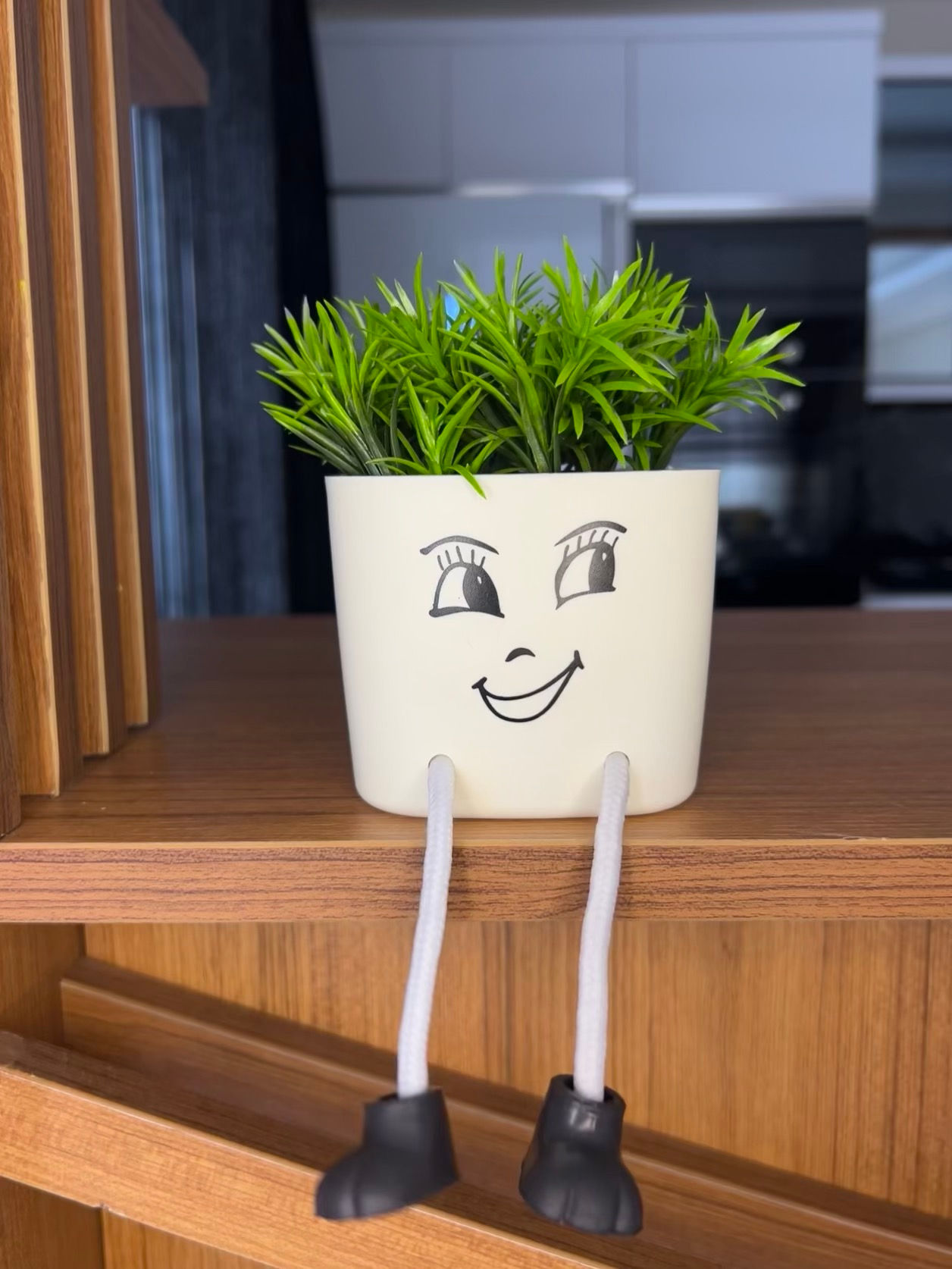 Ayakları Sallanan Gülen Saksı Yapay Çiçek