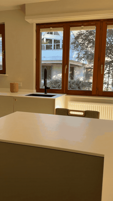 Façades noires et rangements sur mesure dans la cuisine rénovée