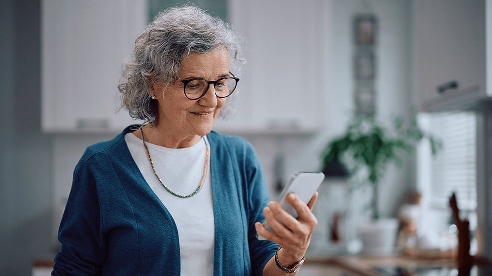 personne agée avec smartphone (1)_edited.jpg