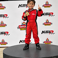Campeón infantil en el podio de karting.png