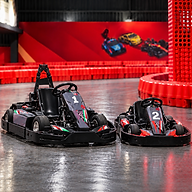 Karts negros bajo luces rojas.png