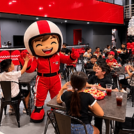 Fiesta infantil de karting con mascota piloto.png