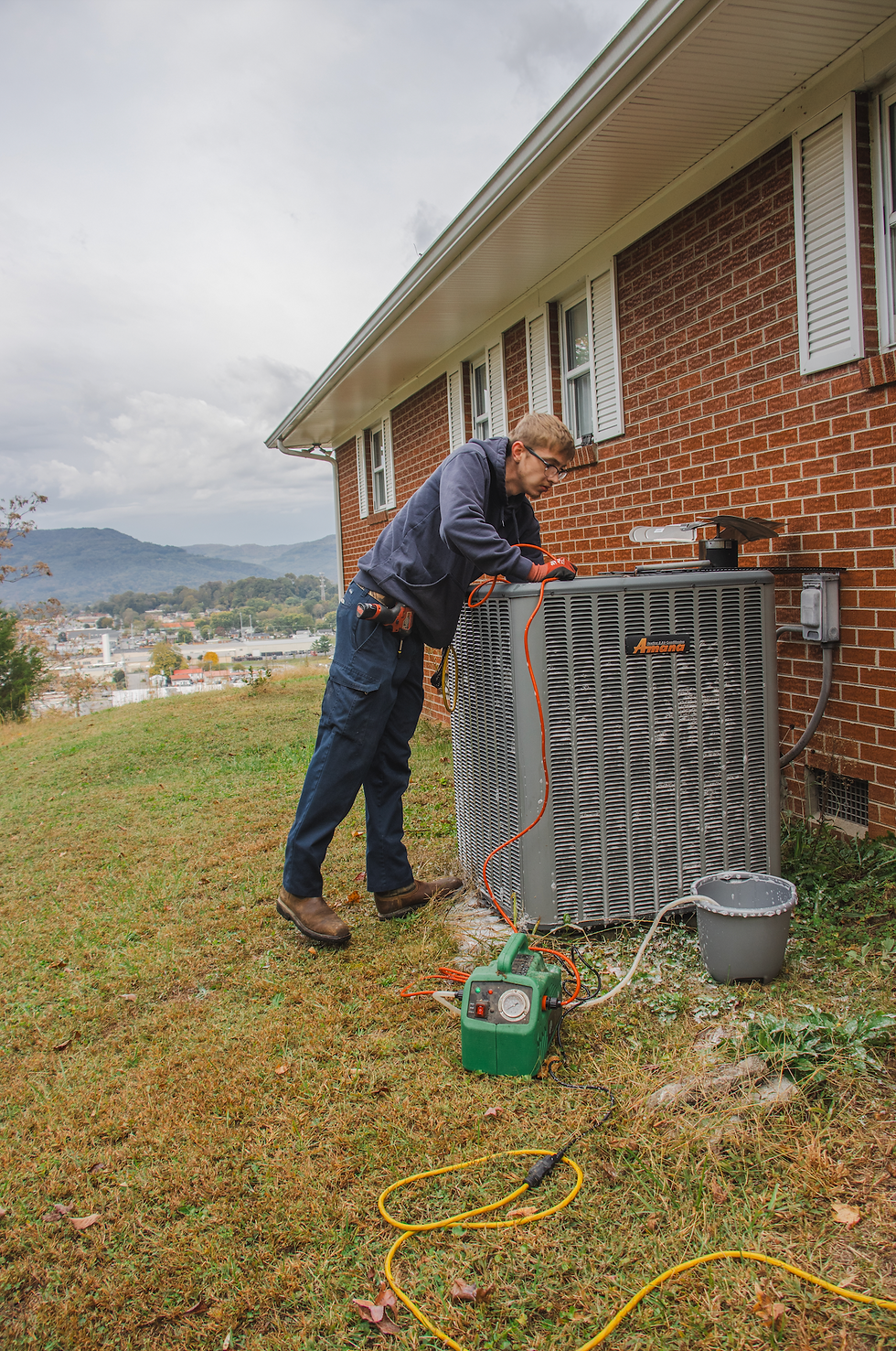 hvac tech cleaning unit