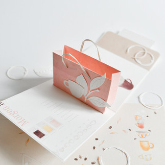Geschenk karte mit eingebauerter tasche in Karte in einem rosa ton gehalten und einem Kaffee theme