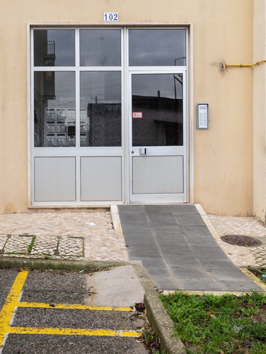 porta de prédio com rampa de acessibilidade