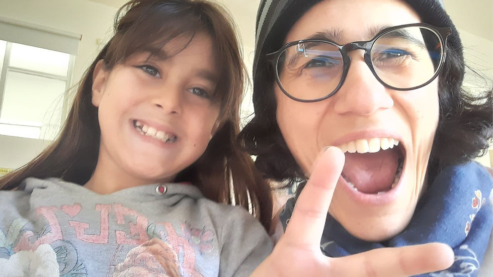 Menina com a terapeuta da fala Filipa Melo