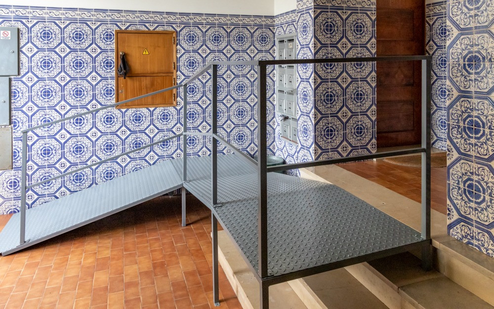rampa de acessibilidade no interior de um prédio