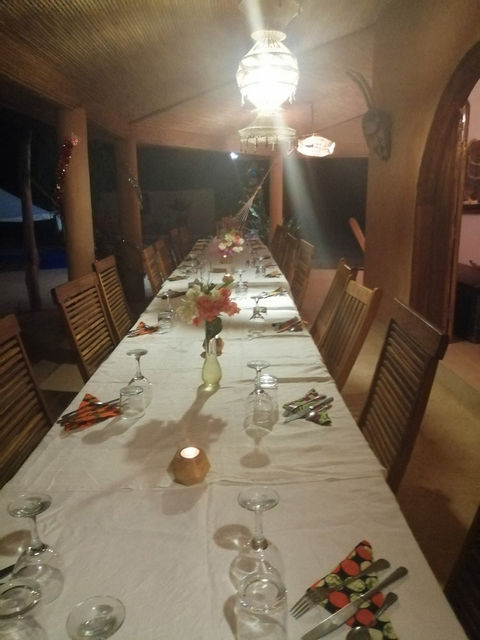 le-kinkeliba-lodge-hotel-campement-mar-lodj-sine-saloum-senegal-restaurant-bar-table-de-re