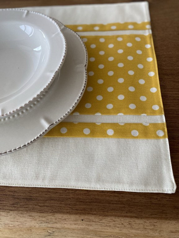 Küçük resim: Sarı Beyaz Puantiyeli Amerikan Servis