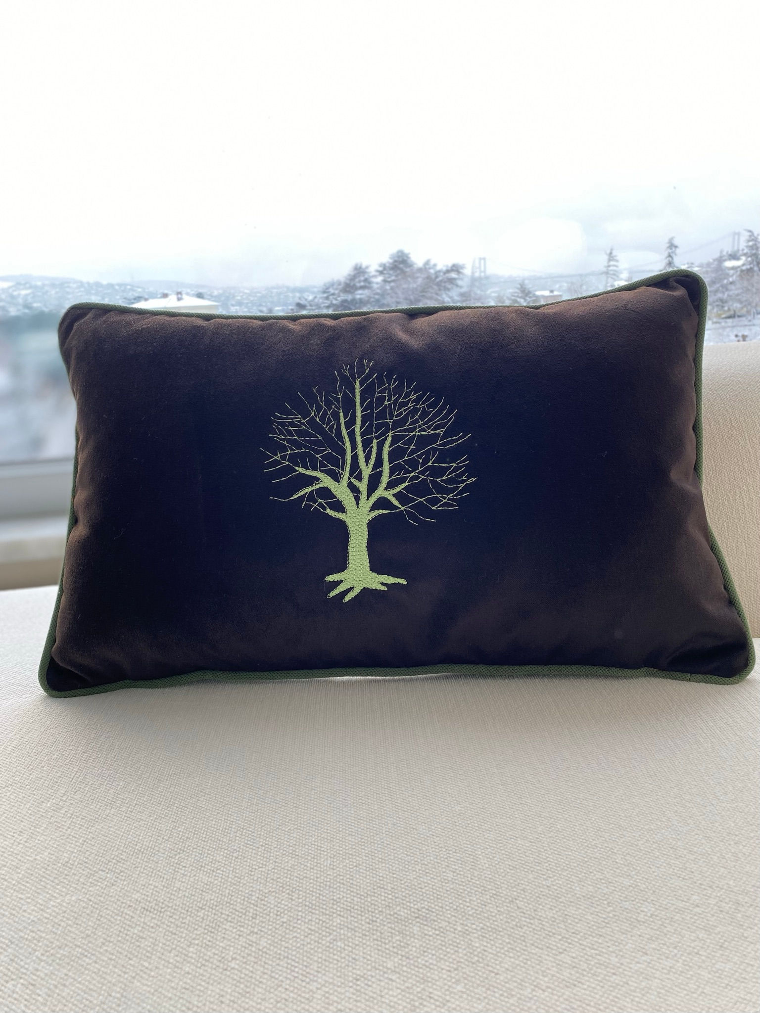 Siyah Kadife Üzeri Ağaç Nakışlı Yastık Kılıfı