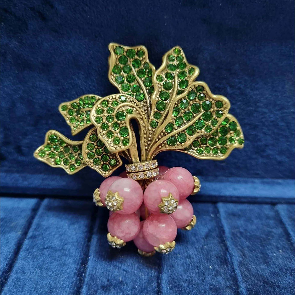 เข็มกลัด Kawela พวงเบอรี่