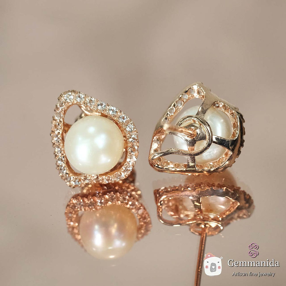 Thumbnail: ต่างหูมุกล้อม white sapphire