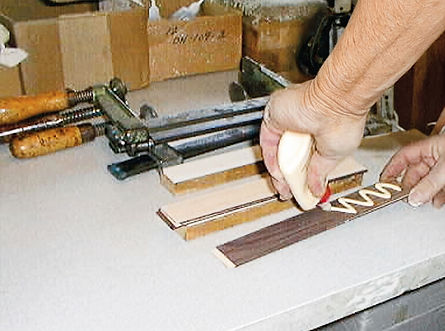 rs_applying_glue_to_veneers_in_sandwich_