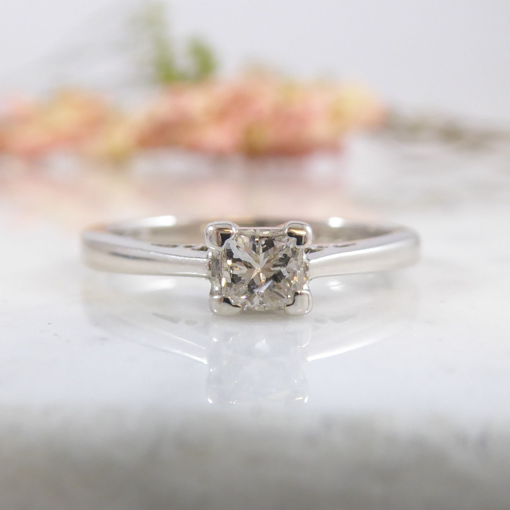 Vintage Diamond Solitaire Ring in 18ct Yellow Gold with Brilliant-Cut Diamond