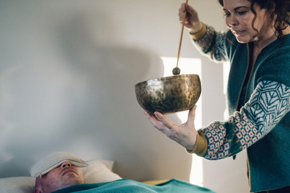Leisa Mererid hosting a Gong Bath | Trochfa Gong gyda Leisa