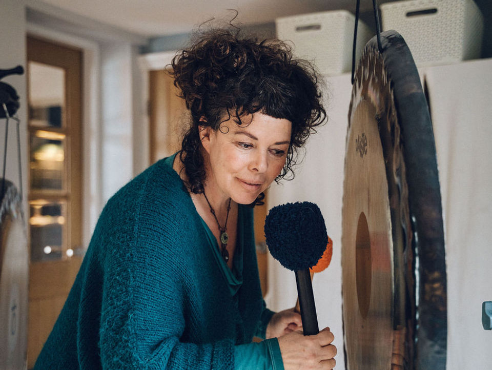 Leisa Mererid hosting a Gong Bath | Trochfa Gong gyda Leisa