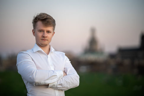 Hochzeitsfotograf Dresden: Männliches Porträt vor Altstadtkulisse.