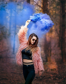 Frauenportrait-Nebelbombe-Fulllenght-Herbst-Dresden.jpg
