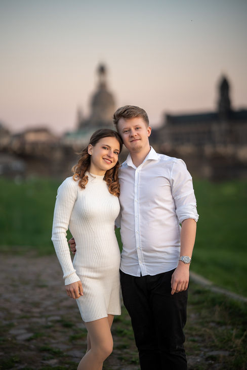 Paar-Shooting vor Dresdner Skyline, umarmt sich, Fine Art.