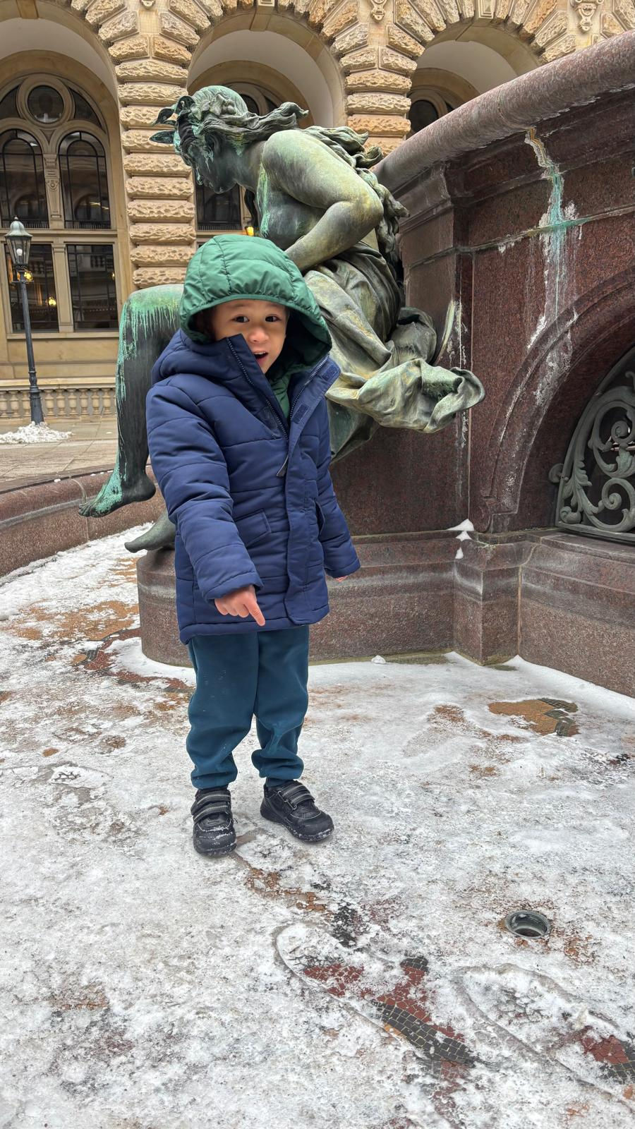 我儿子在商会外享受玩雪的乐趣