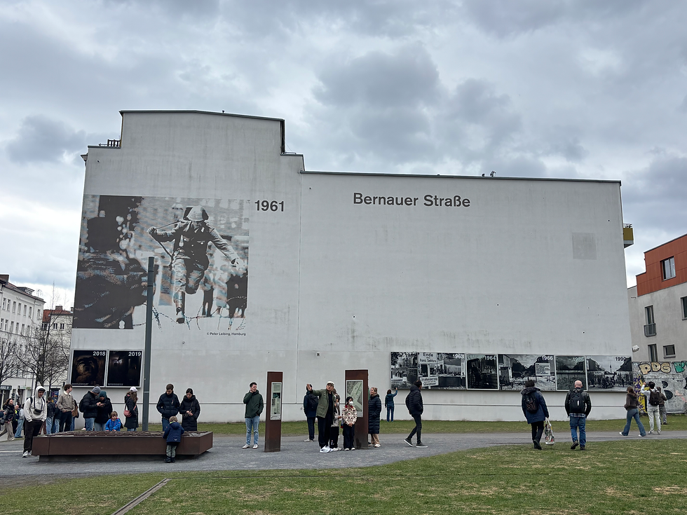 贝尔瑙尔大街的壁画和纪念墙