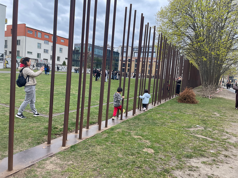 孩子们在外墙上穿梭,内墙在背景中