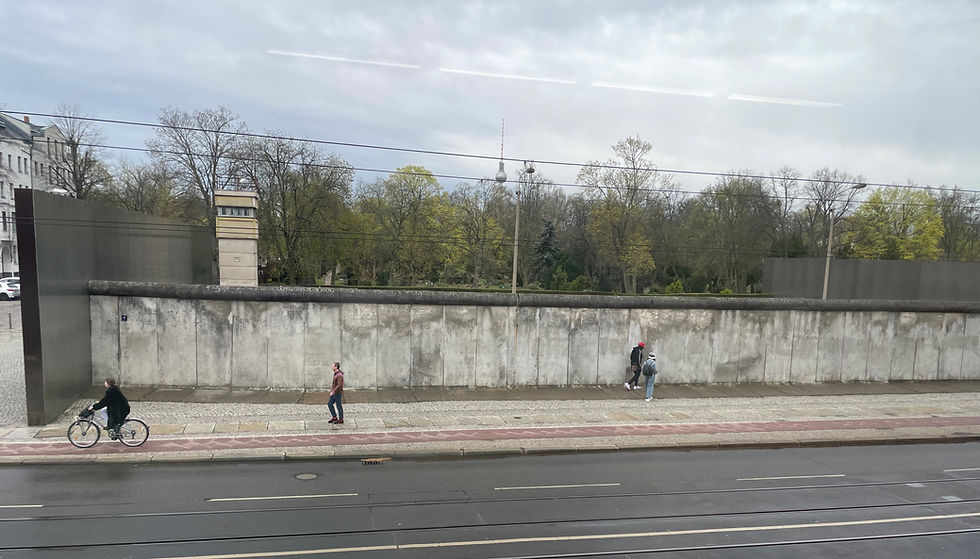 贝尔瑙尔大街上的柏林墙遗址及其重建的瞭望塔