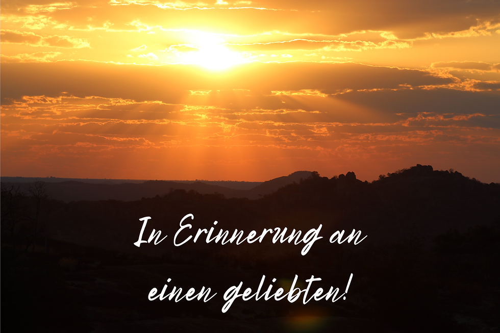 Hier ist ein wunderschöner Sonnenuntergang zu sehen in Zimbabwe, in den Farben Orange und Gold und es sind Silhouette Berge zu sehen.