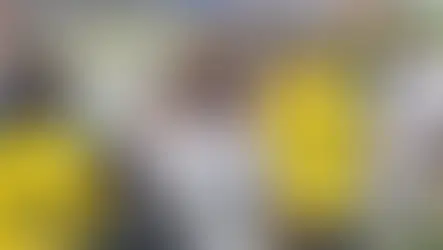 Futbol maçı sonrası sarı formalı oyuncular ve beyaz formalı oyuncular arasında tartışma. Arka planda "Roshiin Saudi League" yazısı var. Stadyum ambiyansı.