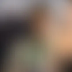 İstanbul Emniyet Müdürlüğü önünde, polis eşliğinde götürülen adamın yanındaki futbolcu ve kadının ciddi bakışları objektife yansıyor.  (Kaynak: haberler)