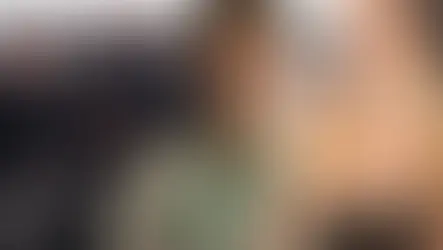İstanbul Emniyet Müdürlüğü önünde, polis eşliğinde götürülen adamın yanındaki futbolcu ve kadının ciddi bakışları objektife yansıyor. (Kaynak: haberler)