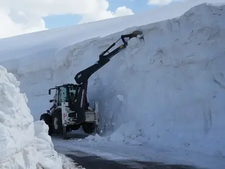 Muş’ta 6 Metreyi Bulan Karla Mücadele: Çığ Riskine Rağmen Çalışmalar Sürüyor