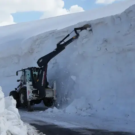 Muş’ta 6 Metreyi Bulan Karla Mücadele: Çığ Riskine Rağmen Çalışmalar Sürüyor