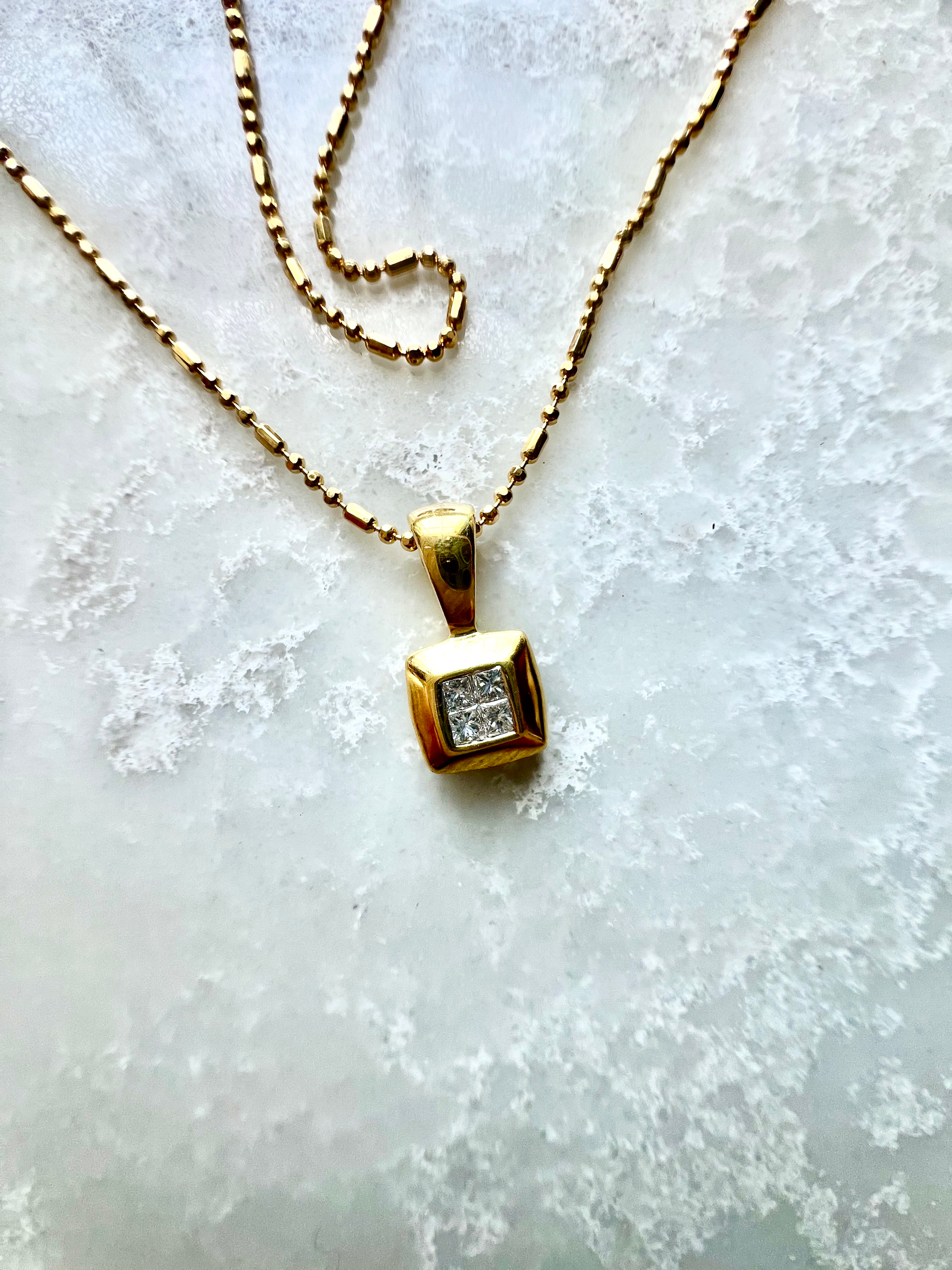 18carat gold 4diamond cluster pendant