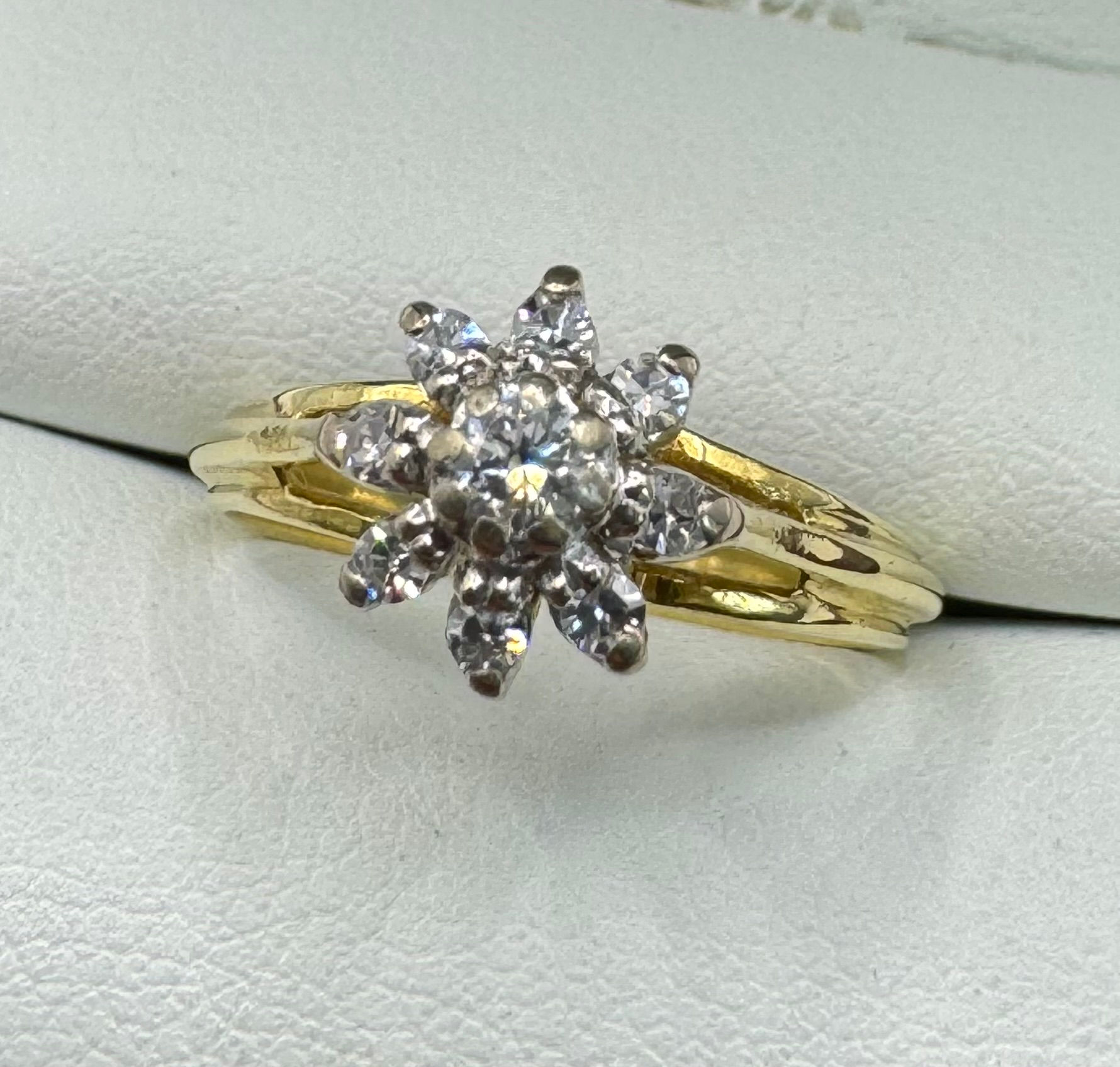 18ct Gold 0.27ct Diamond Flower Ring with Split Shoulders - Size K