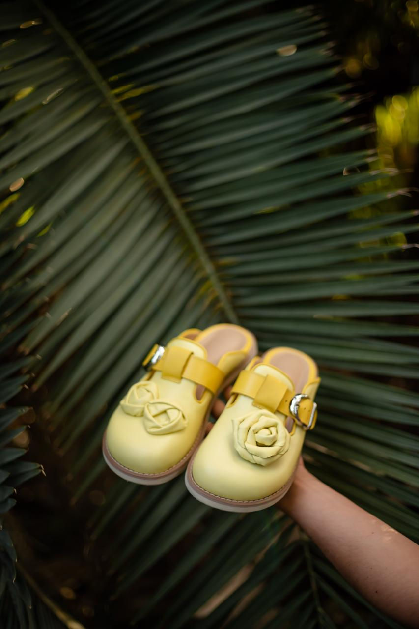 Стильні шкіряні сабо з закритим носком, прикрашені об'ємними декоративними квітами-трояндами та ремінцем із пряжкою.