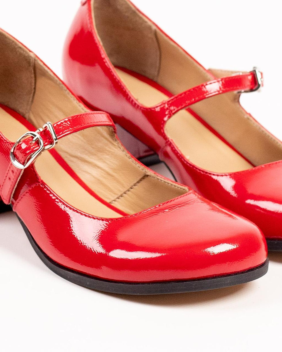 Thumbnail: Червоні лакові жіночі туфлі Мері Джейн з натуральної шкіри на стійкому каблуці з ремінцем