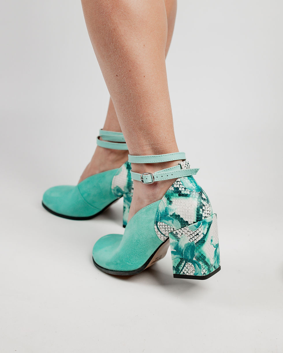 Czółenka na obcasie z paskiem