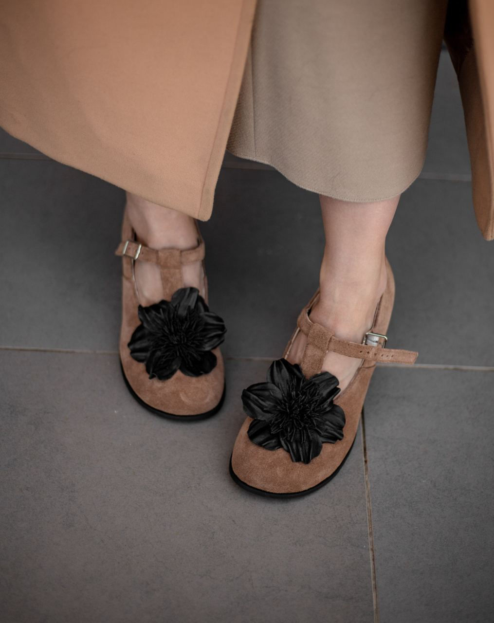 Коричневі замшеві туфлі з чорним квітковим декором