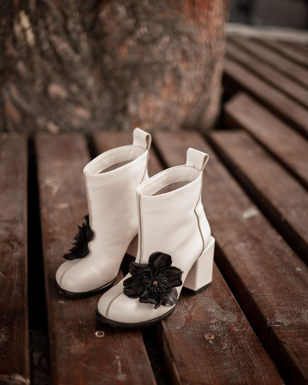 Thumbnail: Ankle boots with a flower