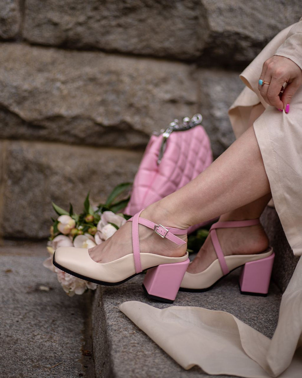 Thumbnail: Clogs, mules with membranes