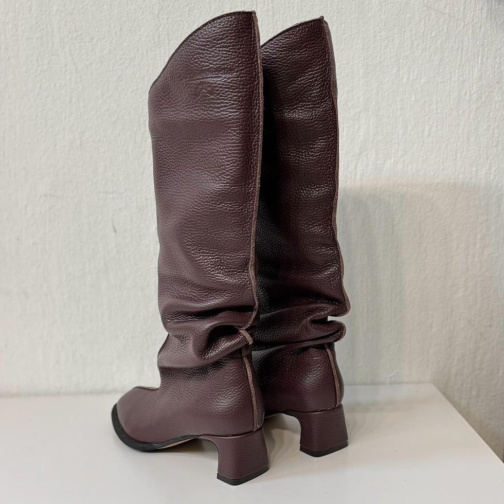 Прев'ю: Жінка в шоколадних шкіряних чоботах на невисокому каблуці з м’яким кремпом